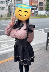 【画像】トー横女子さん、乳がデカすぎて彼氏に「隣を歩くのが恥ずかしい」と言われてしまうw