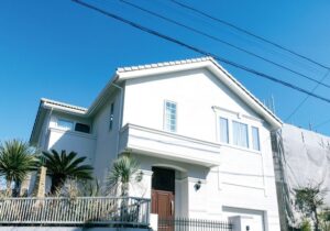 【画像】「変な家」の作者、本棚にされる