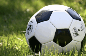 【悲報】サッカーの試合中に選手が亡くなった動画、ヤバい