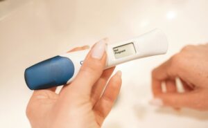 【悲報】ワイ、手違いで38歳の女孕ませてしまう…