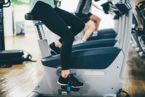 ジムでエアロバイクワイ「ふーっ♥︎ふーっ♥︎よし…♥︎」