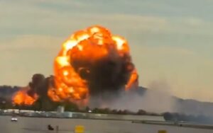 【速報】空港で墜落事故、大炎上