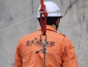 【画像】引き締まったボディの消防士さん、挿入待ちポーズが流出wwwwwww