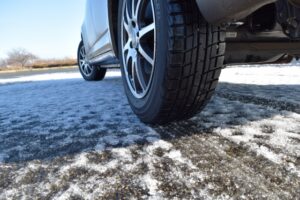 雪国ワイ「そろそろスタッドレスでも履くか…」タイヤ屋「14万3000円ですｗ」