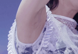 トー横女子、うっかり前屈みで谷間がチラリwwwwwwwww