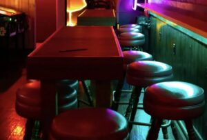 【悲報】ワイくん、マチアプの女にぼったくりバーへと連れていかれる