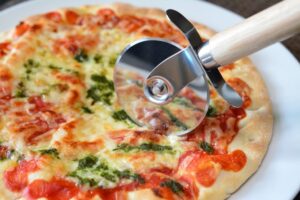 【動画】イタリア人美女「ピザカッター自作してみたw」